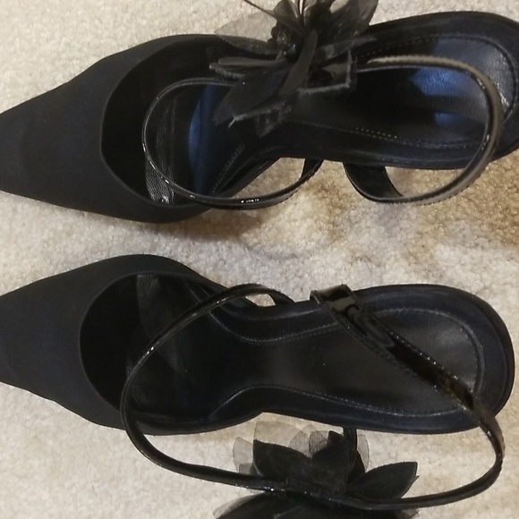 Beautiful satin Nine West dressy shoe - Picture 4 of 7